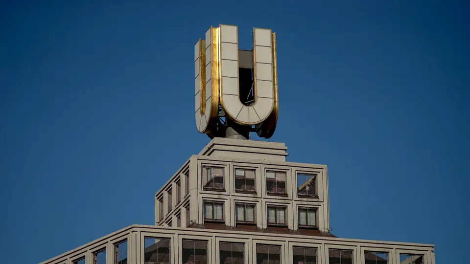 Das Dortmunder U vor blauem Himmel