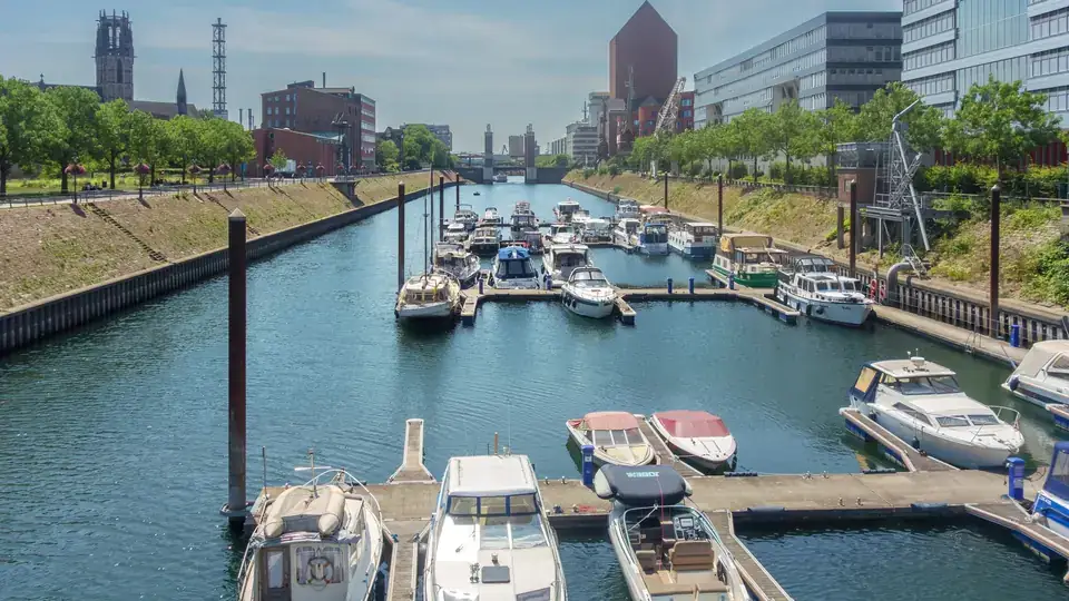 Innenhafen Duisburg mit Marina und Bürogebäuden