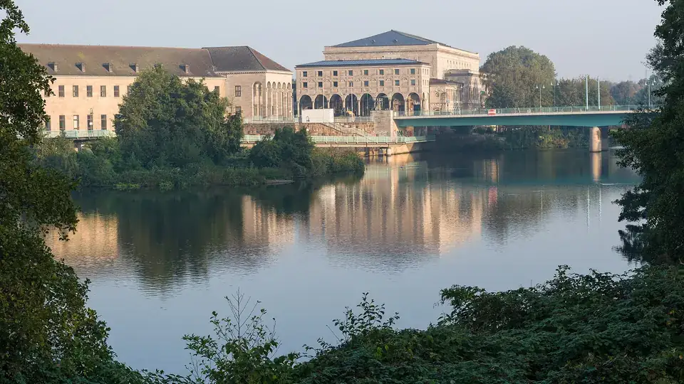 Stadthalle und Schlossbrücke an der Ruhr in Mülheim