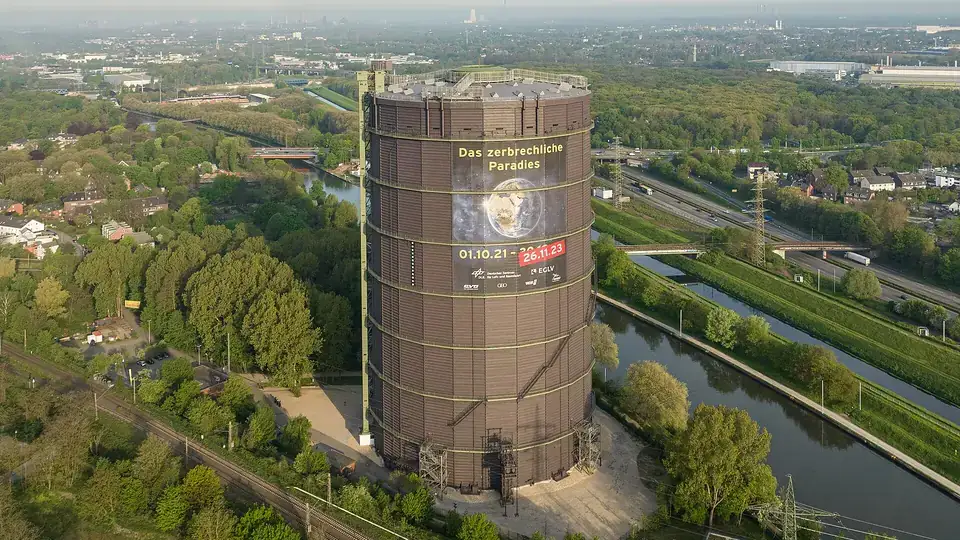 Gasometer Oberhausen am Rhein-Herne-Kanal aus der Luft