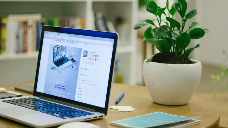 Laptop mit geöffneter Website auf einem hellen Schreibtisch
