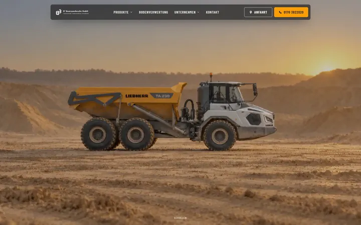 Animierter Hero der Website quarzsandwerke.de mit Muldenkipper, Bagger und der Überschrift „Quarzsand und Mutterboden ab Werk“